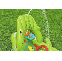 Aufblasbarer Spielpool in Krokodilform mit Wassersprühfunktion und Wurfringspiel.