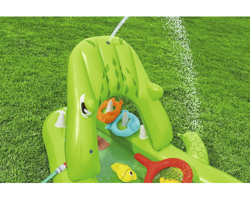 Aufblasbarer Spielpool in Krokodilform mit Wassersprühfunktion und Wurfringspiel.