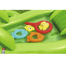 Aufblasbares Planschbecken mit integrierter Rutsche und schwimmendem Fischspielzeug im Wasser