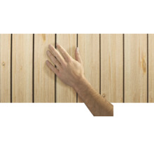 Eine Hand berührt eine Oberfläche aus vertikal angeordneten Holzpaneelen mit sichtbarer Holzmaserung.