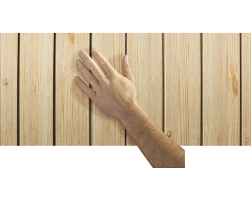 Eine Hand berührt eine Oberfläche aus vertikal angeordneten Holzpaneelen mit sichtbarer Holzmaserung.