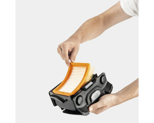 Person entnimmt einen Flachfaltenfilter aus der Filterkassette eines Kärcher Mehrzwecksaugers