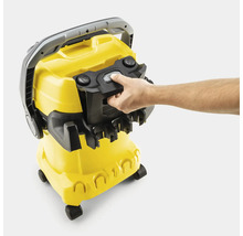 Hand bedient den Verriegelungsmechanismus am Kärcher Mehrzwecksauger mit Zubehöraufnahme.