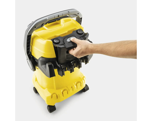 Hand bedient den Verriegelungsmechanismus am Kärcher Mehrzwecksauger mit Zubehöraufnahme.