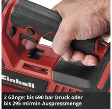 Detailansicht des Griffs einer Einhell Akku Fettpresse mit Bedienungselementen und Textinformationen zu zwei Gängen mit Druck oder Auspressmenge.