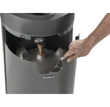 Hand öffnet Gehäuse eines Gasgrills mit eingesetzter Gasflasche und Enders Logo
