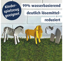 Drei bemalte Pappfiguren in Form eines Zebras, Löwen und Nashorns auf einer Rasenfläche als Symbol für kindergeeignete Farben.