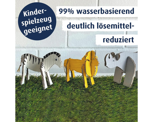 Drei bemalte Pappfiguren in Form eines Zebras, Löwen und Nashorns auf einer Rasenfläche als Symbol für kindergeeignete Farben.