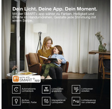 Mutter und Kind sitzen lesend in einem Wohnzimmer mit smarter Beleuchtung, steuerbar über die SMART Plus App für Lichteffekte und Lichtszenen.