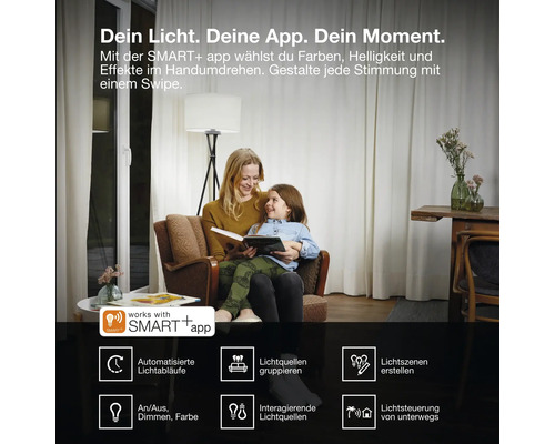 Mutter und Kind sitzen lesend in einem Wohnzimmer mit smarter Beleuchtung, steuerbar über die SMART Plus App für Lichteffekte und Lichtszenen.