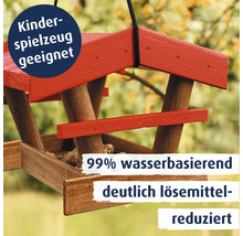 Holzlasur geeignet für Kinderspielzeug, 99 Prozent wasserbasiert und deutlich lösemittelreduziert, aufgetragen auf einem hölzernen Vogelhaus.