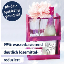 Ein pink lackierter Holzträger mit einer Weinflasche und Gläsern, geeignet für Kinderspielzeug, wasserbasierend und lösemittelreduziert.