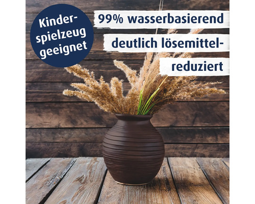 Dekorative Vase mit getrockneten Gräsern auf einer Holzoberfläche. Hinweis auf Kinderspielzeugseignung und lösemittelreduzierte wasserbasierte Farbe.