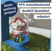 Ein Glas mit Blumen steht auf einer blau gestrichenen Holzoberfläche, geeignet für Kinderspielzeug und wasserbasiert.