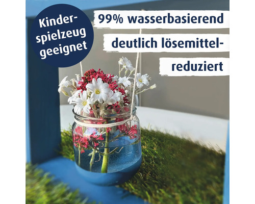 Ein Glas mit Blumen steht auf einer blau gestrichenen Holzoberfläche, geeignet für Kinderspielzeug und wasserbasiert.