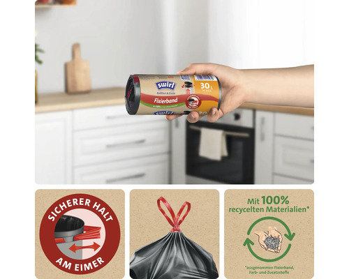 Eine Hand hält eine Rolle mit 10 Swirl Müllbeuteln mit 30 Litern Fassungsvermögen und Fixierband, die aus recyceltem Material bestehen.