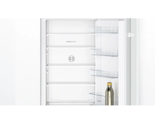 Innenansicht eines leeren Bosch Kühlschranks mit CoolAirflow Technologie und mehreren Ablagefächern sowie Türfächern.