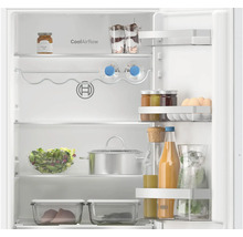 Geöffneter Bosch Kühlschrank mit Innenraumgestaltung, Regalen und Flaschenhalter, ausgestattet mit CoolAirflow Technologie für optimale Kühlung.
