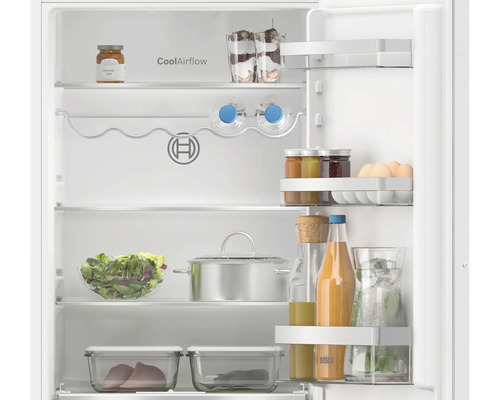 Geöffneter Bosch Kühlschrank mit Innenraumgestaltung, Regalen und Flaschenhalter, ausgestattet mit CoolAirflow Technologie für optimale Kühlung.