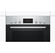 Einbau Backofen mit Edelstahlblende, digitalen Display, Drehknöpfen und schwarzer Backofentür.