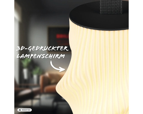 Detailansicht einer modernen Leuchte mit einem strukturierten 3D gedruckten Lampenschirm und einem Trageband in einem wohnlichen Raum.
