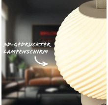 Moderne Tischleuchte mit dreidimensional gedrucktem Lampenschirm in einem Wohnzimmer