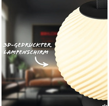 Detailansicht einer modernen Tischleuchte mit geripptem, 3D gedrucktem Lampenschirm im Wohnzimmer.