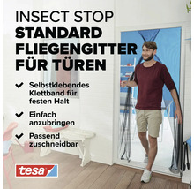 Ein Mann geht durch ein Tesa Insektenschutz Fliegengitter für Türen, das mit selbstklebendem Klettband befestigt und individuell zuschneidbar ist.