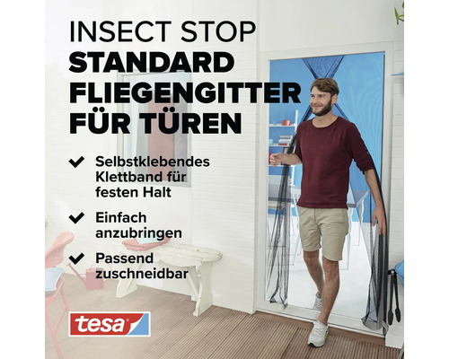 Ein Mann geht durch ein Tesa Insektenschutz Fliegengitter für Türen, das mit selbstklebendem Klettband befestigt und individuell zuschneidbar ist.