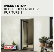 Tesa Insect Stop Klett Fliegengitter für Türen an einer Balkontür mit Pflanzen im Außenbereich
