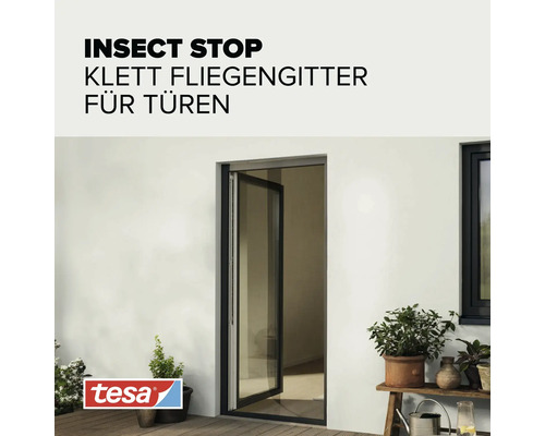 Tesa Insect Stop Klett Fliegengitter für Türen an einer Balkontür mit Pflanzen im Außenbereich