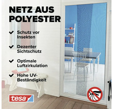 Tesa Insektenschutz Netz aus Polyester für Balkontüren mit UV Beständigkeit und Luftzirkulation vor einer Terrasse.