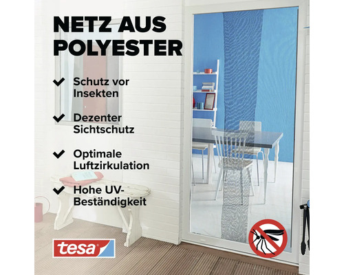 Tesa Insektenschutz Netz aus Polyester für Balkontüren mit UV Beständigkeit und Luftzirkulation vor einer Terrasse.