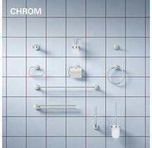 Badezimmer Zubehör Set aus Metall in Chrom Optik, montiert an einer gefliesten Wand.
