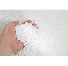 Eine Hand voll kleiner weißer Polystyrolkügelchen als Dämmmaterial oder Füllstoff.