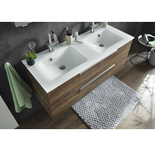 Doppelwaschtisch mit weißem Keramikbecken und Unterschrank in Holzoptik mit zwei Auszügen in einem modern eingerichteten Badezimmer.