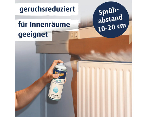 Person verwendet Sprühdose mit Heizkörperlack zum Lackieren eines Heizkörpers mit geruchsreduzierten Eigenschaften für Innenräume.