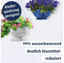 Zwei als Blumenampeln genutzte Seiher mit Pflanzen. Hinweis auf Eignung für Kinderspielzeug, 99 Prozent wasserbasierend und lösemittelreduziert.