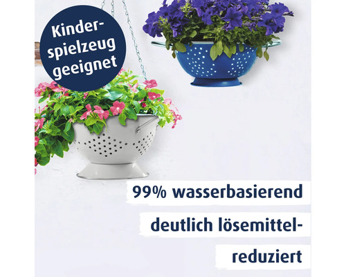 Zwei als Blumenampeln genutzte Seiher mit Pflanzen. Hinweis auf Eignung für Kinderspielzeug, 99 Prozent wasserbasierend und lösemittelreduziert.