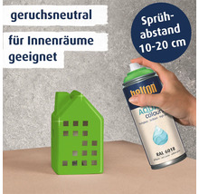 Eine Hand hält eine Belton Aqua Sprühdose vor ein kleines Hausobjekt mit Hinweisen zu Geruchsneutralität und Sprühabstand.