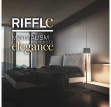 Moderne Stehleuchte mit plissiertem Lampenschirm in einem stilvoll eingerichteten Schlafzimmer.
