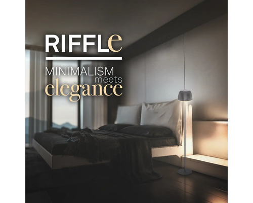 Moderne Stehleuchte mit plissiertem Lampenschirm in einem stilvoll eingerichteten Schlafzimmer.
