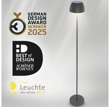 Moderne Stehleuchte mit plissiertem Leuchtenschirm inklusive Auszeichnungen German Design Award 2025 und Best of Design Schöner Wohnen
