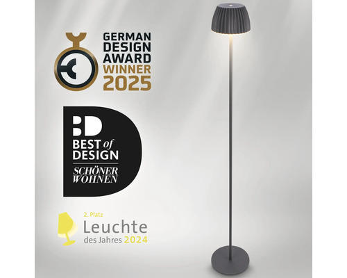 Moderne Stehleuchte mit plissiertem Leuchtenschirm inklusive Auszeichnungen German Design Award 2025 und Best of Design Schöner Wohnen