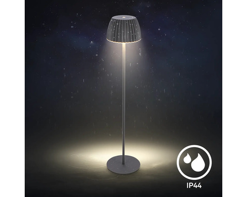 Moderne LED Stehlampe für den Außenbereich mit IP44 Schutz gegen Spritzwasser, mit geripptem Lampenschirm und schmalem Standfuß.