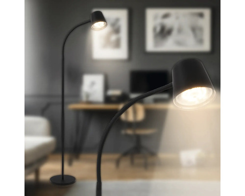 Moderne Stehlampe mit gebogenem Arm und rundem Lampenschirm in einem stilvoll eingerichteten Wohnraum