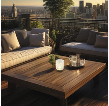 Moderne Lounge Terrasse mit Holztisch und Polstermöbeln vor einer urbanen Skyline bei Sonnenuntergang.