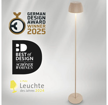 Moderne Stehleuchte mit plissiertem Schirm, ausgezeichnet mit German Design Award 2025 und Best of Design Preis von Schöner Wohnen.