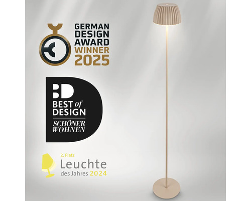 Moderne Stehleuchte mit plissiertem Schirm, ausgezeichnet mit German Design Award 2025 und Best of Design Preis von Schöner Wohnen.