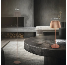 Drei verschiedene Größen der LED Tisch und Stehleuchte mit plissiertem Schirm in einem modern eingerichteten Wohnzimmer mit Kamin.